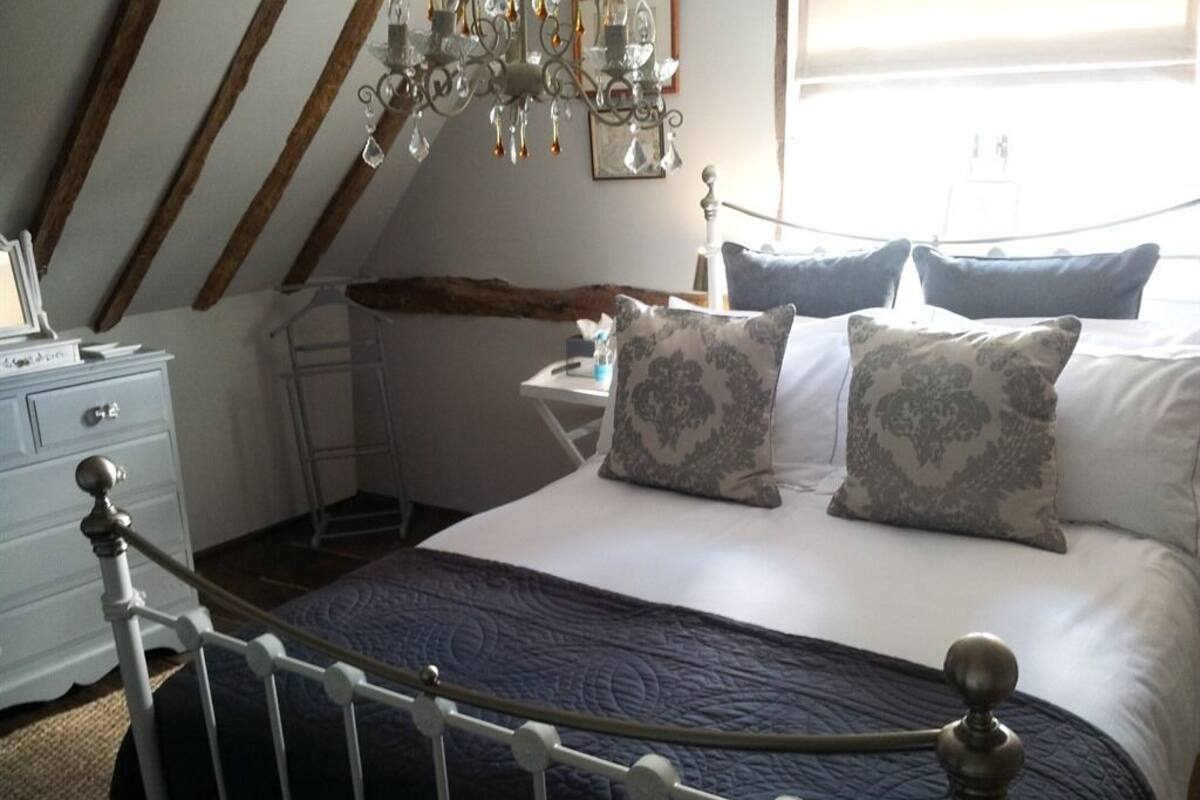 غرفة مزدوجة - بحمام خاص (Sleeps 4) | أغطية فراش متميزة وتجهيزات عازلة للصوت وواي فاي
