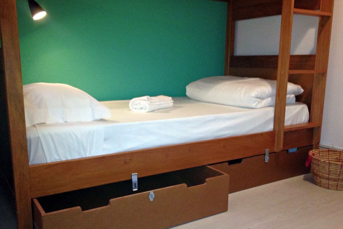 Habitación básica con 2 camas individuales | Cortinas blackout, tabla de planchar con plancha y cunas gratuitas