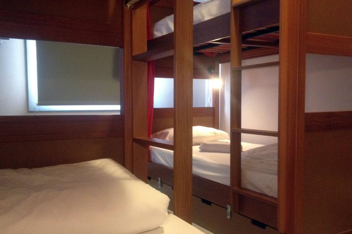 Habitación cuádruple | Cortinas blackout, tabla de planchar con plancha y cunas gratuitas