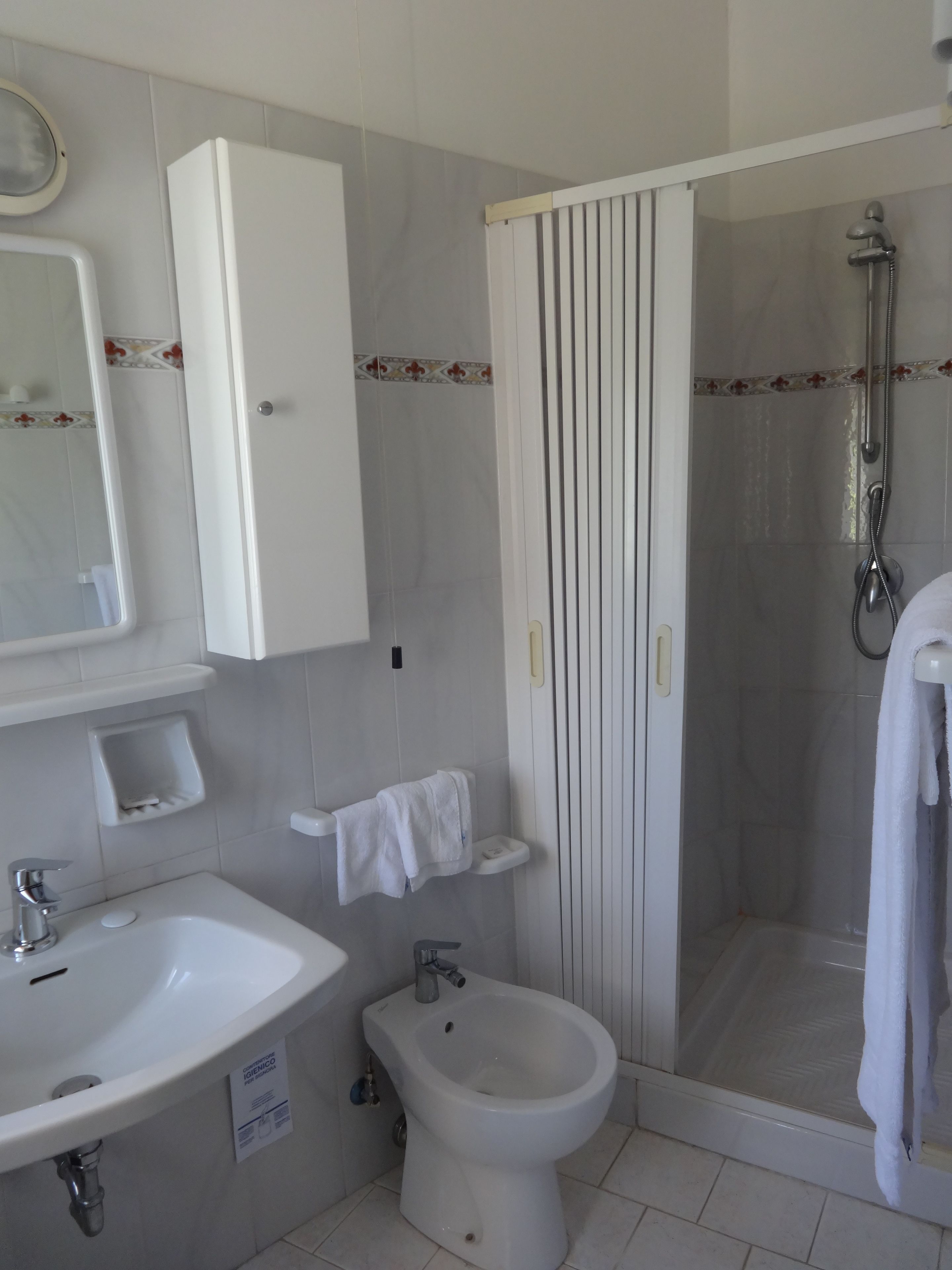triple room | bathroom | shower, free toiletries, hair dryer, bidet
