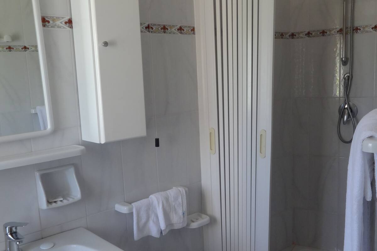 triple room | bathroom | shower, free toiletries, hair dryer, bidet