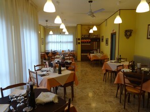 Breakfast, lunch and dinner served - Hotel Saturno (Chianciano Terme)