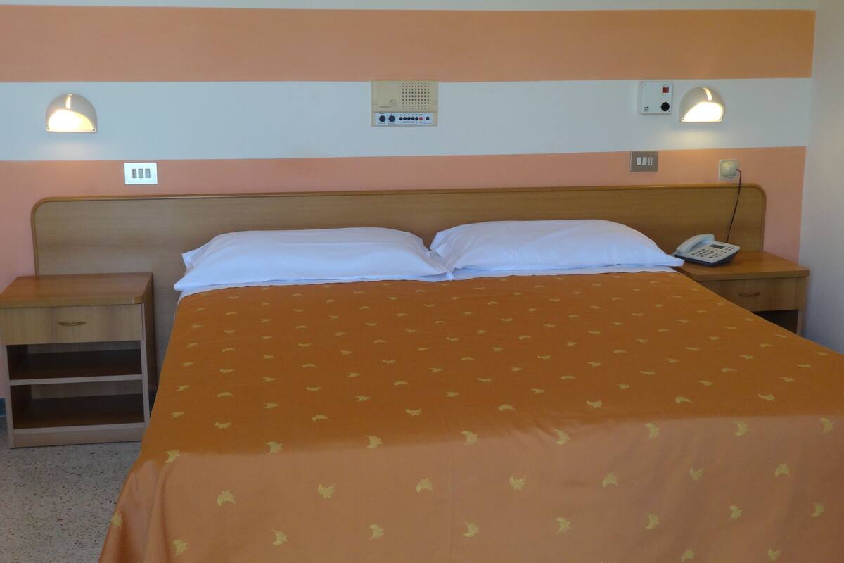 triple room | in-room safe, desk, free cots/infant beds, free wifi