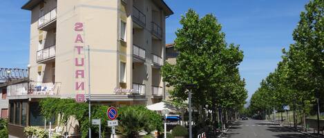Un hotel de varios pisos con balcones y un letrero que dice "HOTEL".