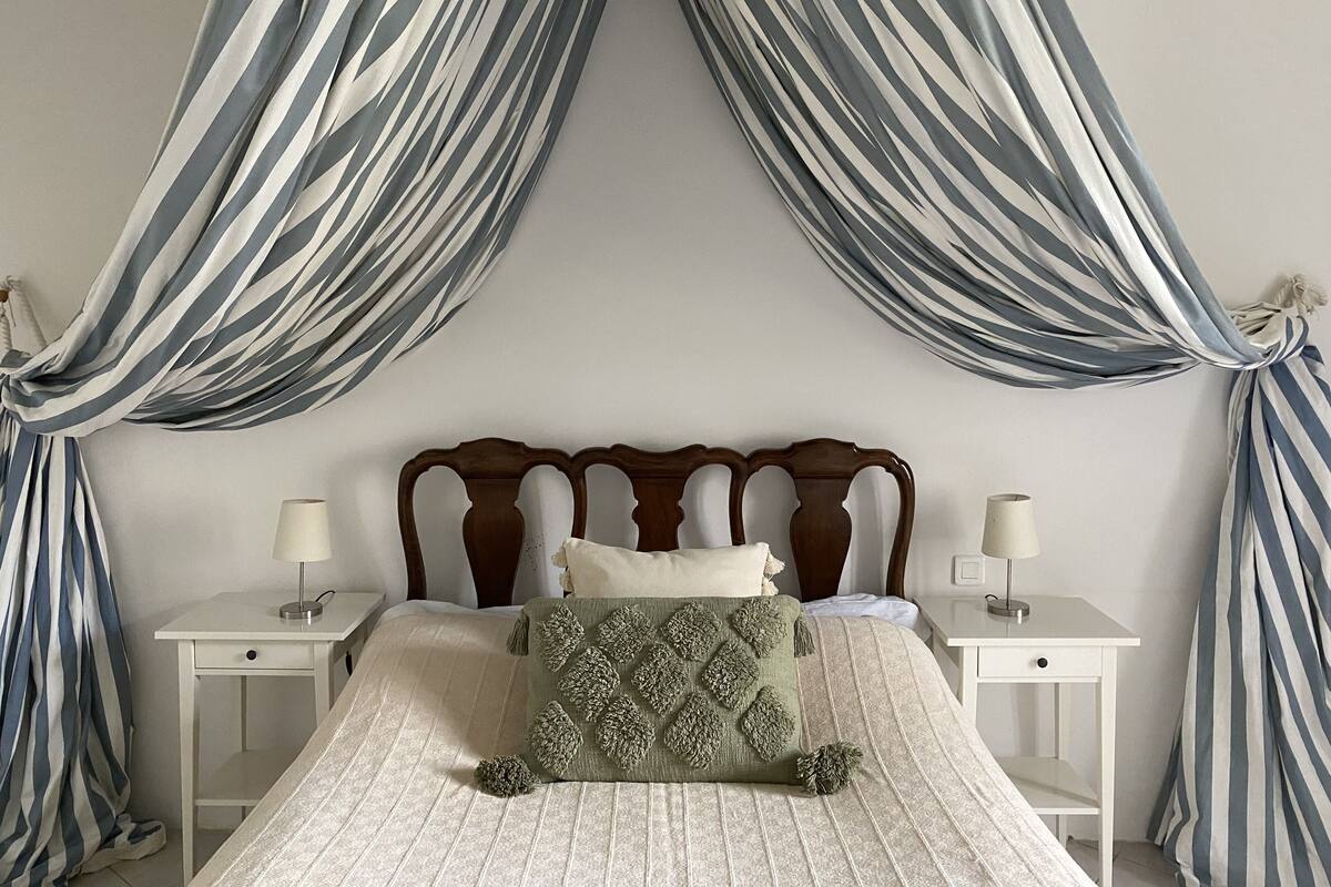 Cedre Cottage | Premium bedding, individually decorated, desk, soundproofing