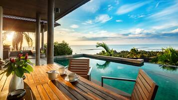 Three-Bedroom Villa with Private Pool and Thai-style Gazebo | Caja de seguridad en la habitación y escritorio