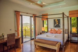 Three bedroom villa with private pool | Cofres nos quartos, escrivaninha, espaço de trabalho para notebook