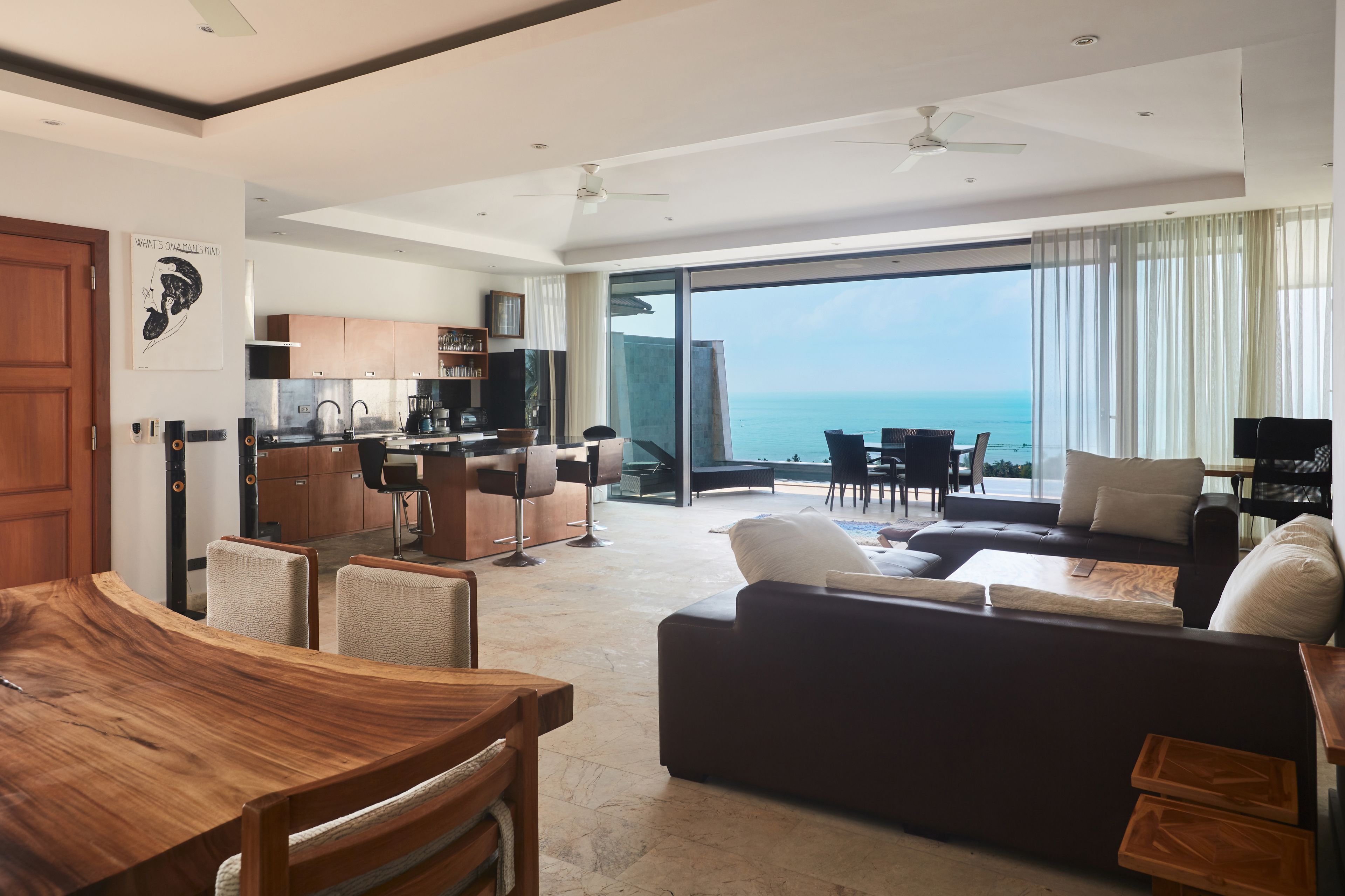 Villa Deluxe, 5 camere da letto, fumatori, vista oceano | Area soggiorno | TV a schermo piatto 22 pollici con canali via cavo, TV, lettore DVD