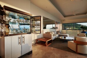 Design villa | Woonruimte | Een 22-inch flatscreentelevisie met kabelzenders en televisie