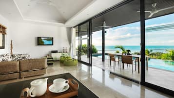 Three-Bedroom Villa with Private Pool and Thai-style Gazebo | Ruang keluarga | Televisi layar datar 22-inci dengan saluran TV kabel dan TV