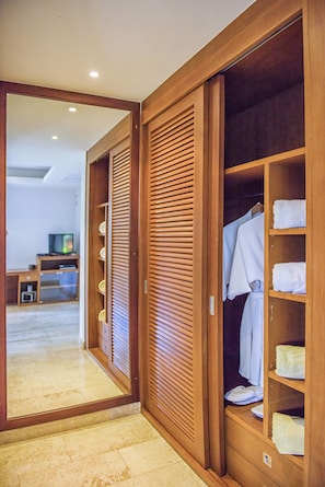 Three bedroom villa with private pool | Cofres nos quartos, escrivaninha, espaço de trabalho para notebook