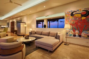 Villa de diseñador | Área de sala de estar | Televisión de pantalla plana de 22 pulgadas con canales por cable 