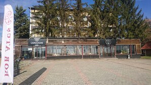Ein Hotel mit modernem Design, inklusive Café und Restaurant.