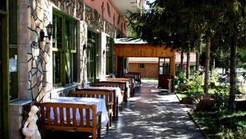 Petit déjeuner et déjeuner servis sur place, spécialités Cuisine turque