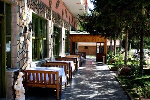 Se sirven desayunos, almuerzos y cenas; cocina turca