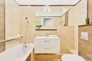 Apartamento superior, 1 habitación | Baño | Ducha, artículos de higiene personal gratuitos y toallas