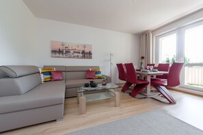 Apartamento, 2 habitaciones (at 3 Polaka Street) | Zona de estar | Una televisión de pantalla plana