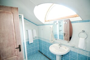 Douche, articles de toilette gratuits, serviettes fournies