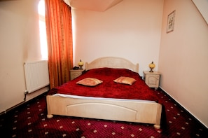 Chambre Deluxe Double ou avec lits jumeaux, réfrigérateur, vue jardin