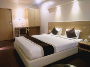 Deluxe Room, 1 Bedroom, Non Smoking | Premium bedding, desk, free WiFi, bed sheets