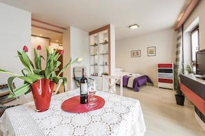 Studio (at 119E Kasprowicza Street) | Individuell dekoriert, schallisolierte Zimmer, Bügeleisen/Bügelbrett