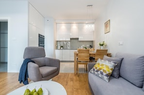 Apartment, 1 Schlafzimmer (with A/C - at 1 Zeromskiego Street) | Wohnbereich | Flachbildfernseher