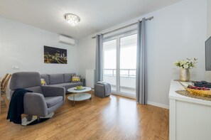 Leilighet, 1 soverom (with A/C - at 1 Zeromskiego Street) | Oppholdsområde | Flatskjerm-TV