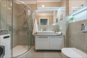 Departamento, 1 habitación (with A/C - at 1 Zeromskiego Street) | Baño | Regadera, amenidades de baño gratuitas, toallas 