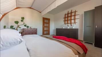 Apartment, 3 Bedrooms (at 3A Zgrupowania Zmija Street) | Individually decorated, soundproofing, iron/ironing board, rollaway beds