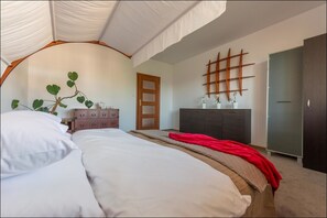 Apartment, 3 Schlafzimmer (at 3A Zgrupowania Zmija Street) | Individuell dekoriert, schallisolierte Zimmer, Bügeleisen/Bügelbrett