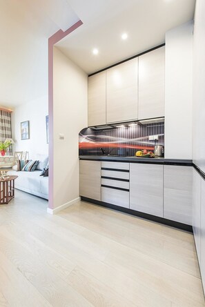 Studio (at 119E Kasprowicza Street) | Eigene Kochnische | Kühlschrank, Herdplatte, Wasserkocher, Toaster