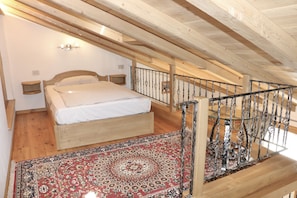 Duplex (5 people) | 1 quarto, edredons de pluma, berços (sobretaxa), Wi-Fi de cortesia