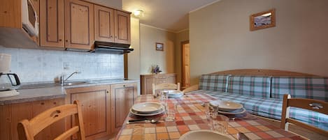 Departamento (3 people) | Cocina privada | Refrigerador con congelador, microondas y parrilla de estufa