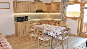 Duplex (5 people) | Private kitchen | Full-size fridge, microwave, stovetop, dishwasher