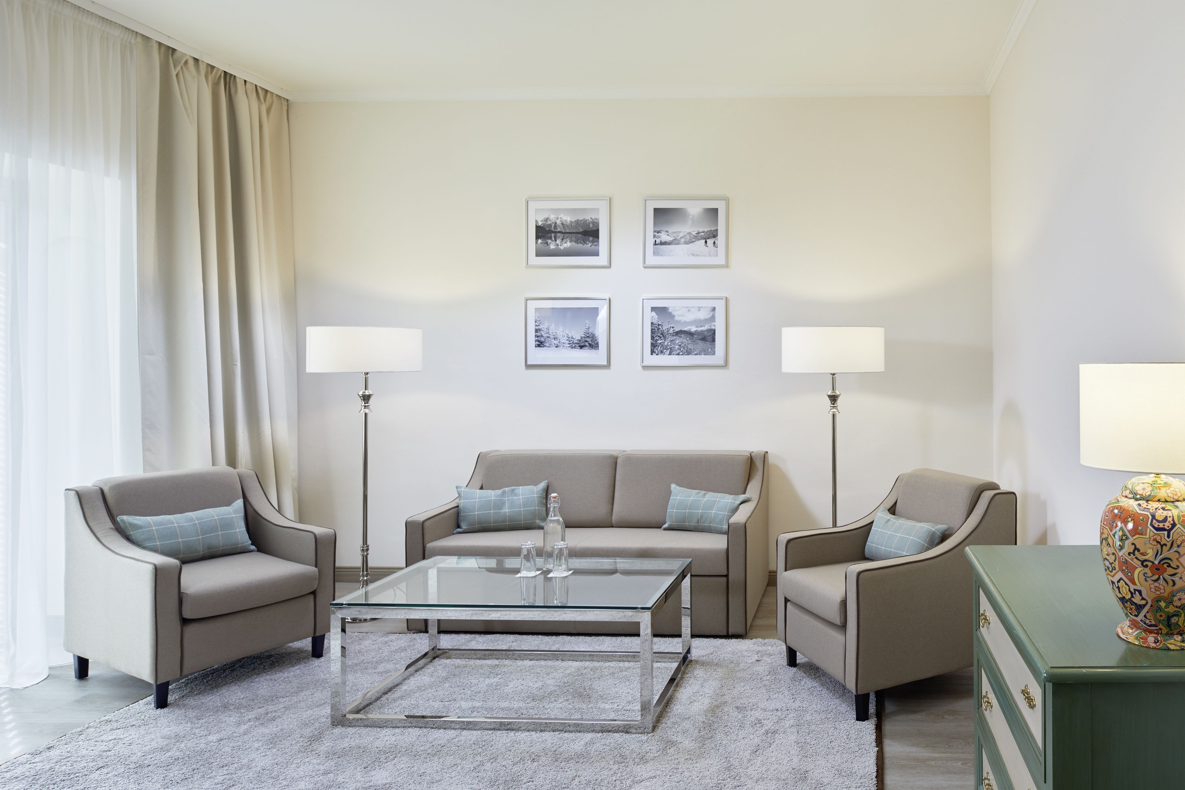 suite (xl) | living room | flat-screen tv