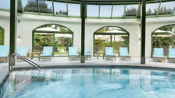 Piscine couverte, chaises longues