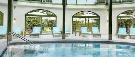 Indoor pool, sun loungers