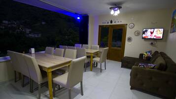 Breakfast, lunch and dinner served