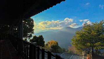 Mountain View Quadruple Room - Pets Allowed | Down duvets, free WiFi, bed sheets