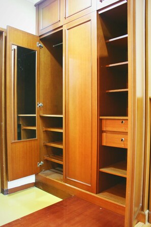 Estudio superior, 1 cama King size, para fumadores, vista a la ciudad | Caja de seguridad en la habitación, escritorio y wifi gratis