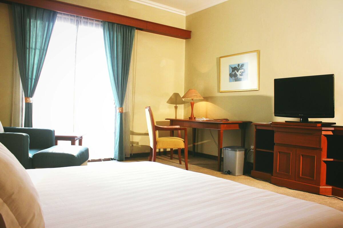 Estudio superior, 1 cama de matrimonio grande, fumadores, vistas a la ciudad | Caja fuerte, escritorio, wifi gratis