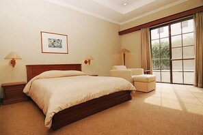 In-room safe, desk, free WiFi