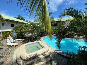 Outdoor pool, sun loungers - Alona Swiss Resort (Panglao)