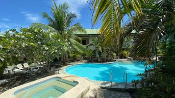 Kolam renang terbuka, kerusi lepak pantai