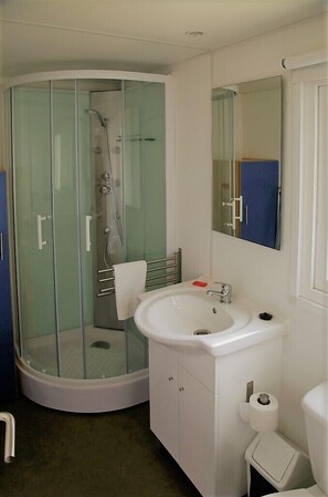 Bungalow - 2 sovrum (Neptuno) | Badrum | Dusch och handdukar