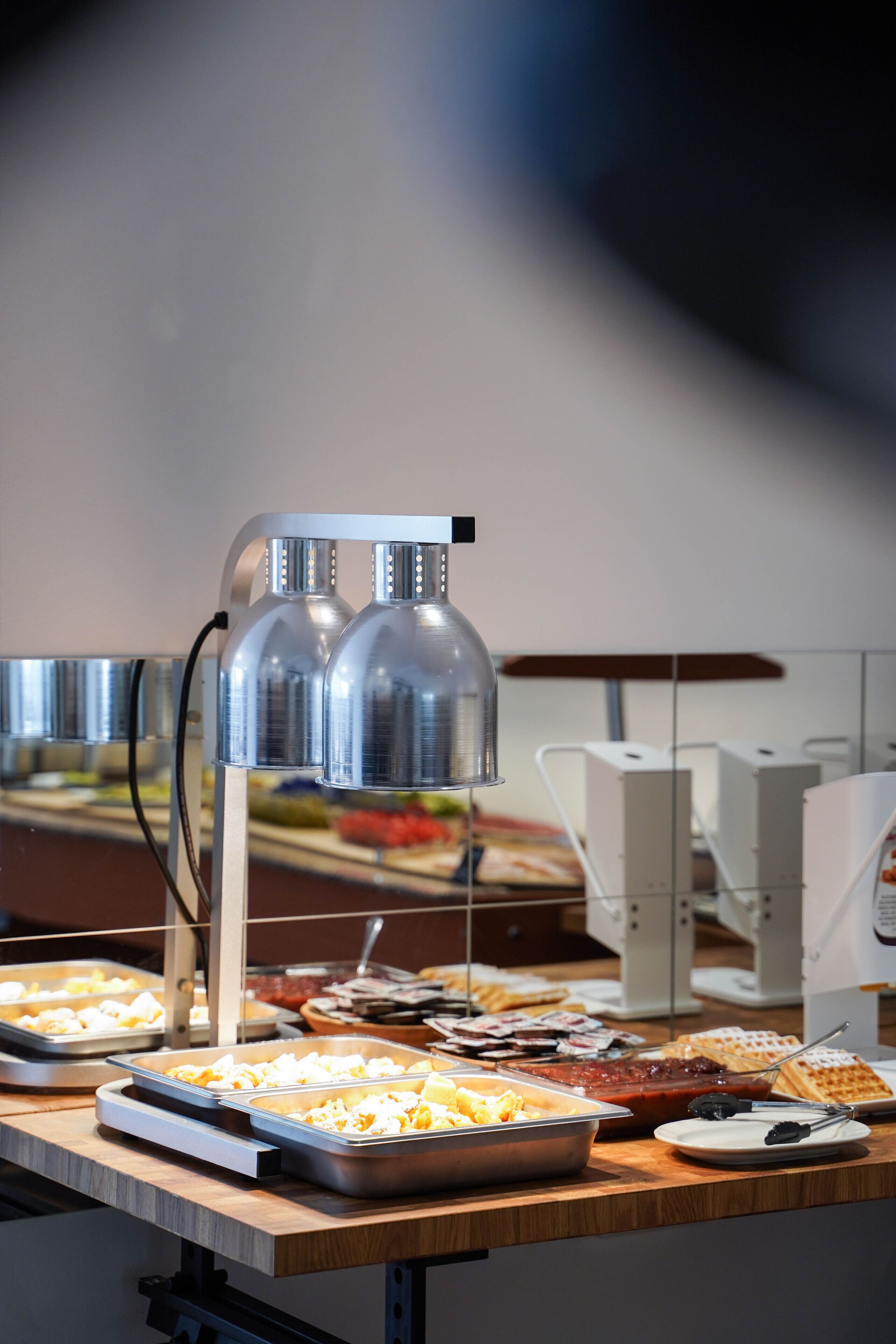 Ein reichhaltiges Buffet mit verschiedenen Speisen und einem Getränkeautomaten.