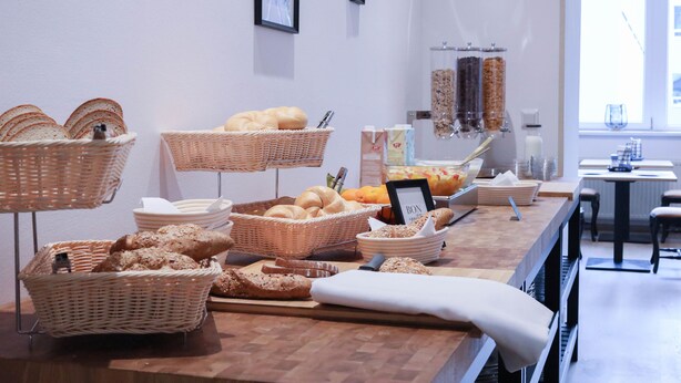 Ein reichhaltiges Buffet mit verschiedenen Brotsorten und Gebäck in Korbflexen.