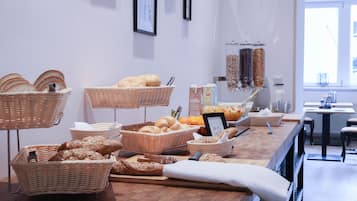 Petit-déjeuner buffet servi tous les jours en supplément