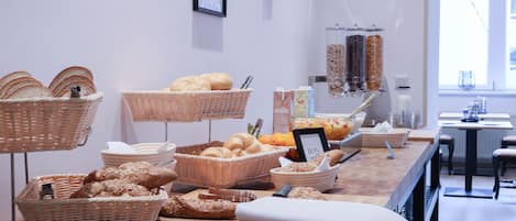Päivittäinen buffetaamiainen (18 EUR per henkilö)