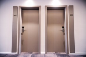 Habitación doble | Caja de seguridad en la habitación, escritorio y wifi gratis 